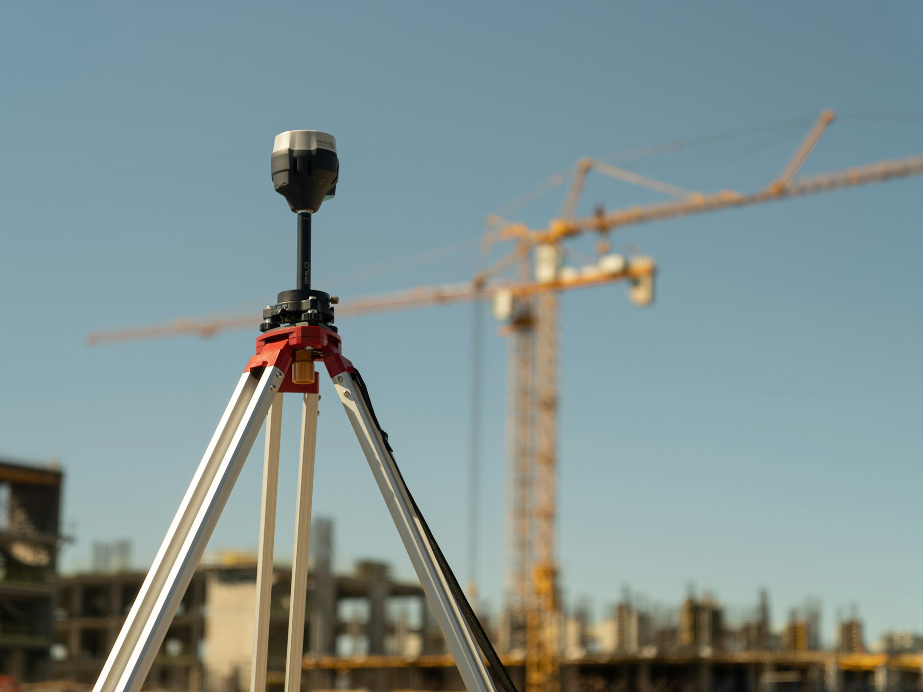 Profissional realizando levantamento técnico em obra